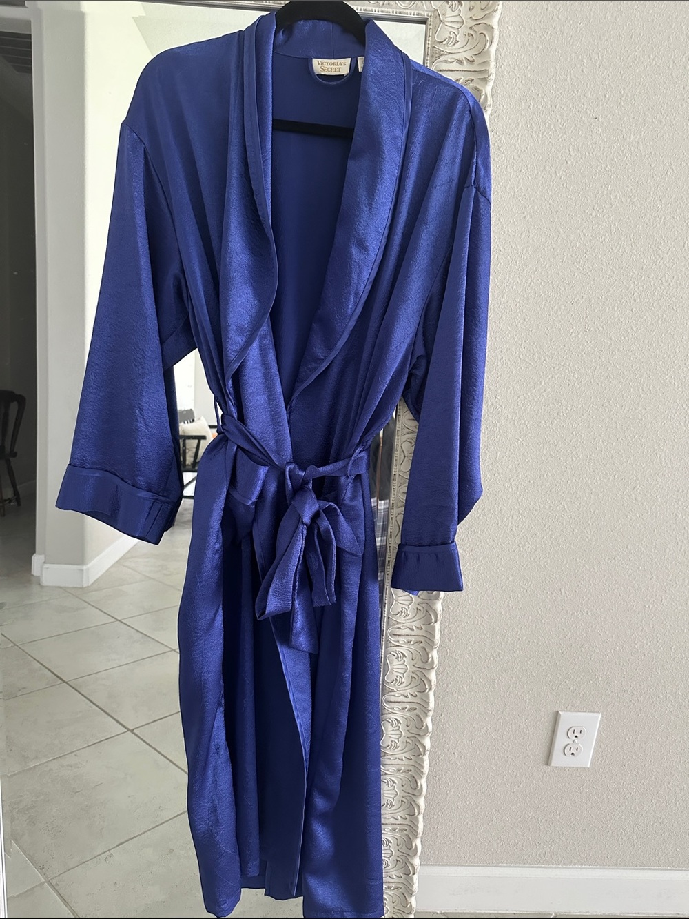 Victoria's Secret 1980โs Textured Crepe M/L Satin Long Robe
